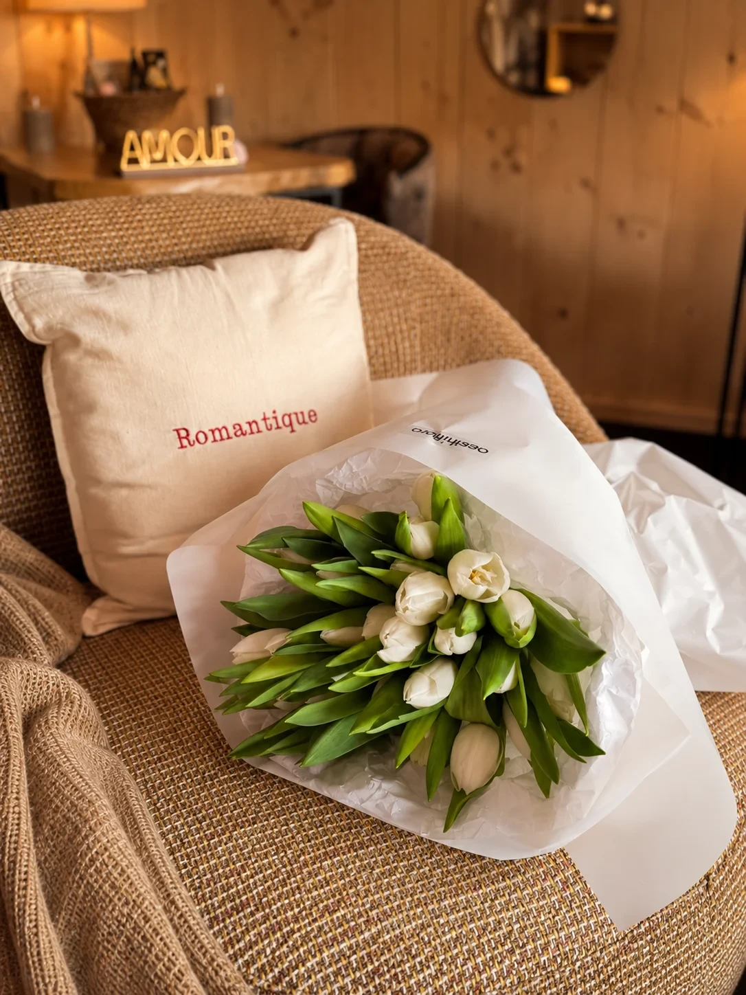 Bouquet de tulipes blanches sur fauteuil romantique