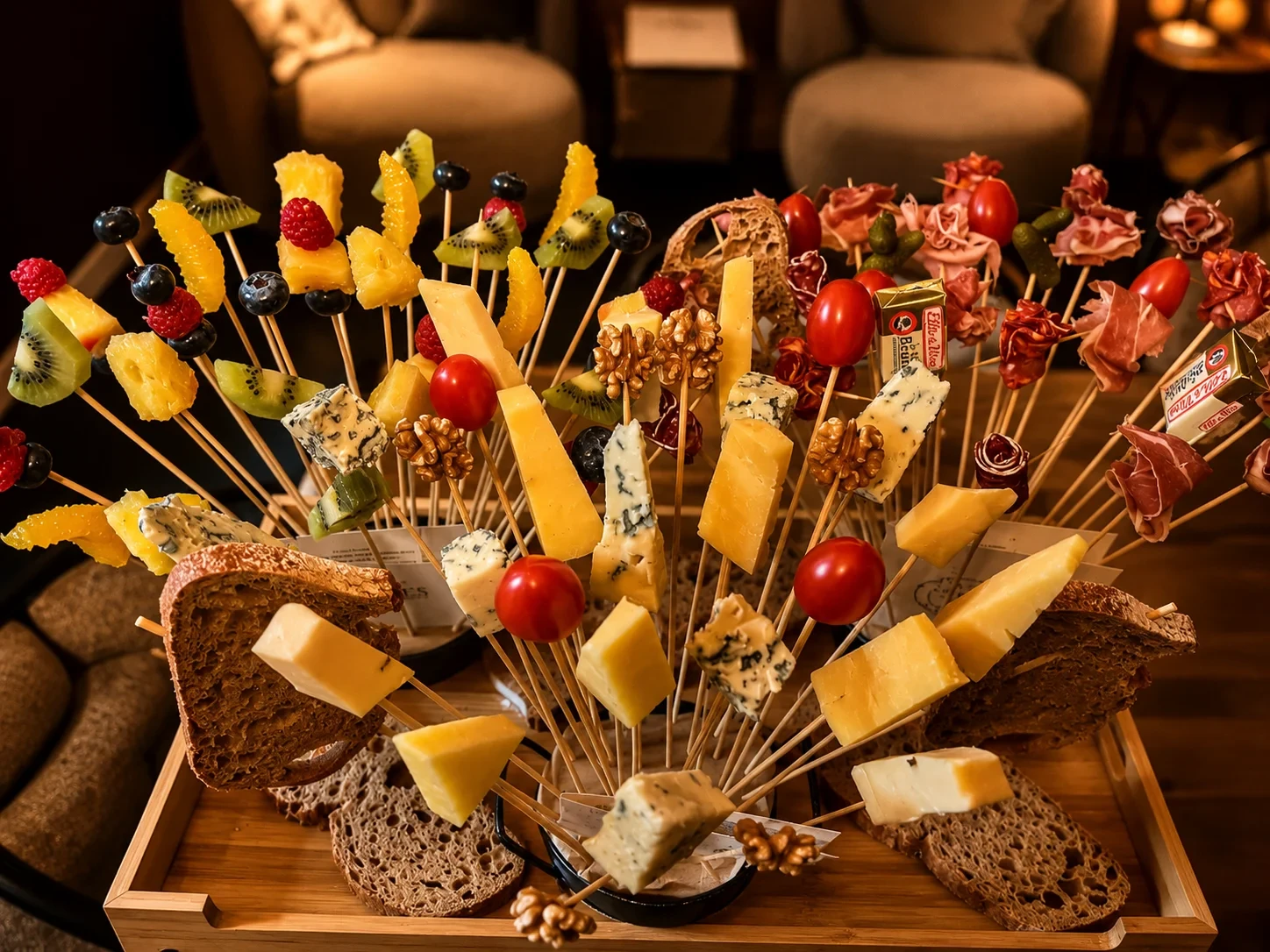Bouquet apéritif de fromages, fruits et charcuteries