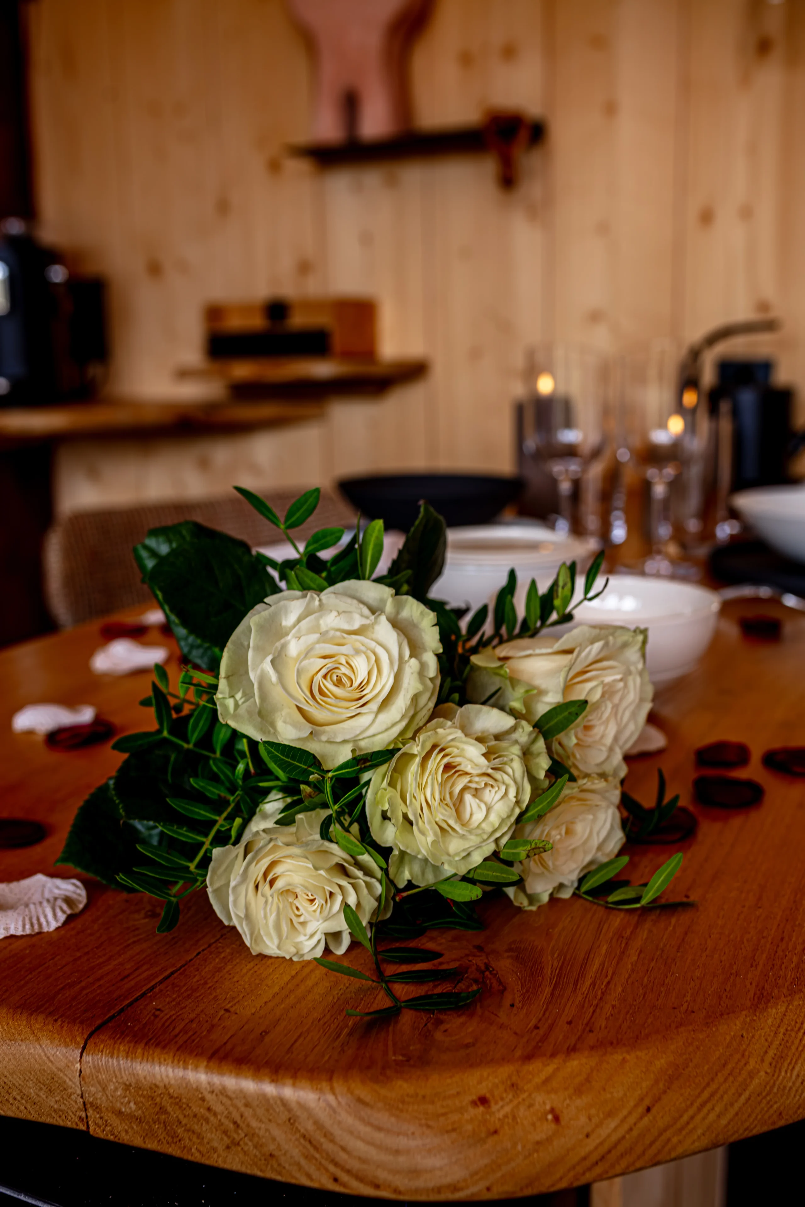 bouquet de rose déposé sur la table lodge 1