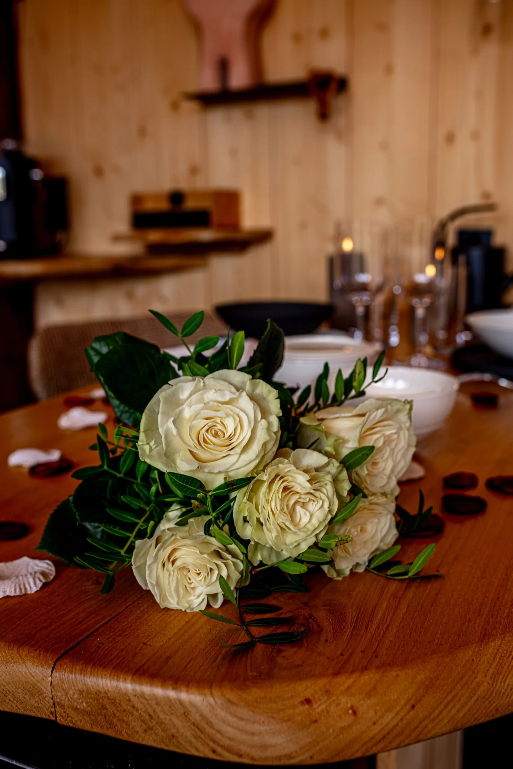 Bouquet de roses blanches sur table en bois.