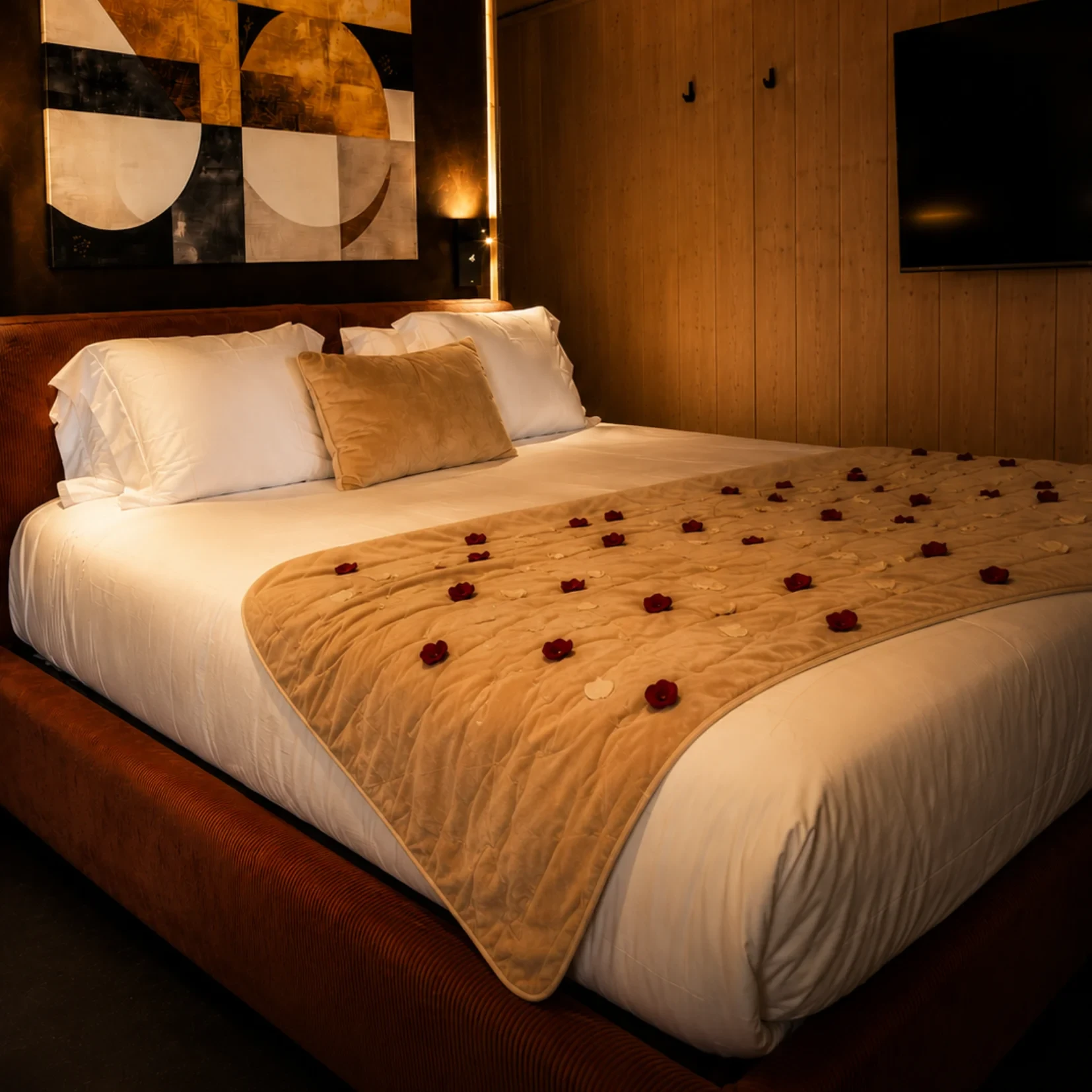 Chambre romantique avec lit décoré de pétales