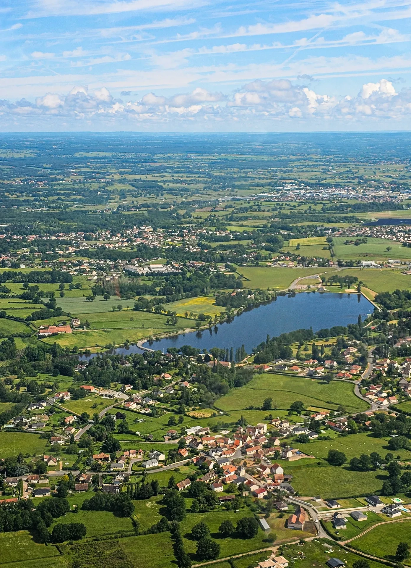 Vue aérienne de village et campagne.