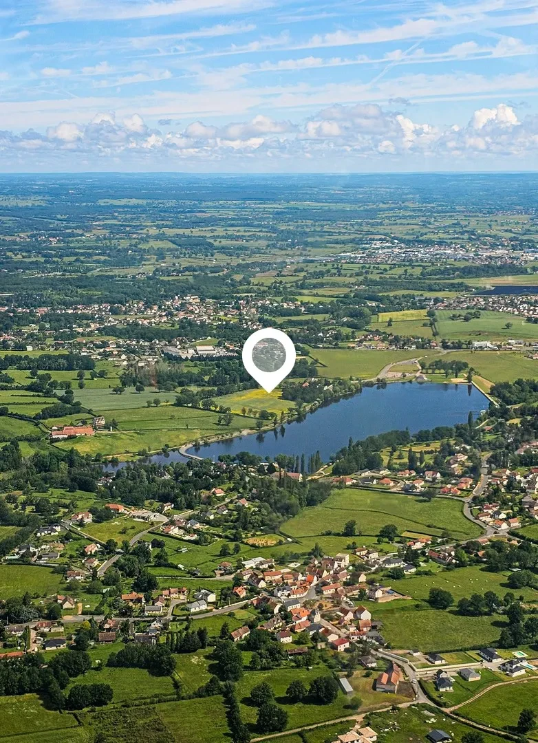 Vue aérienne de campagne française avec lac.