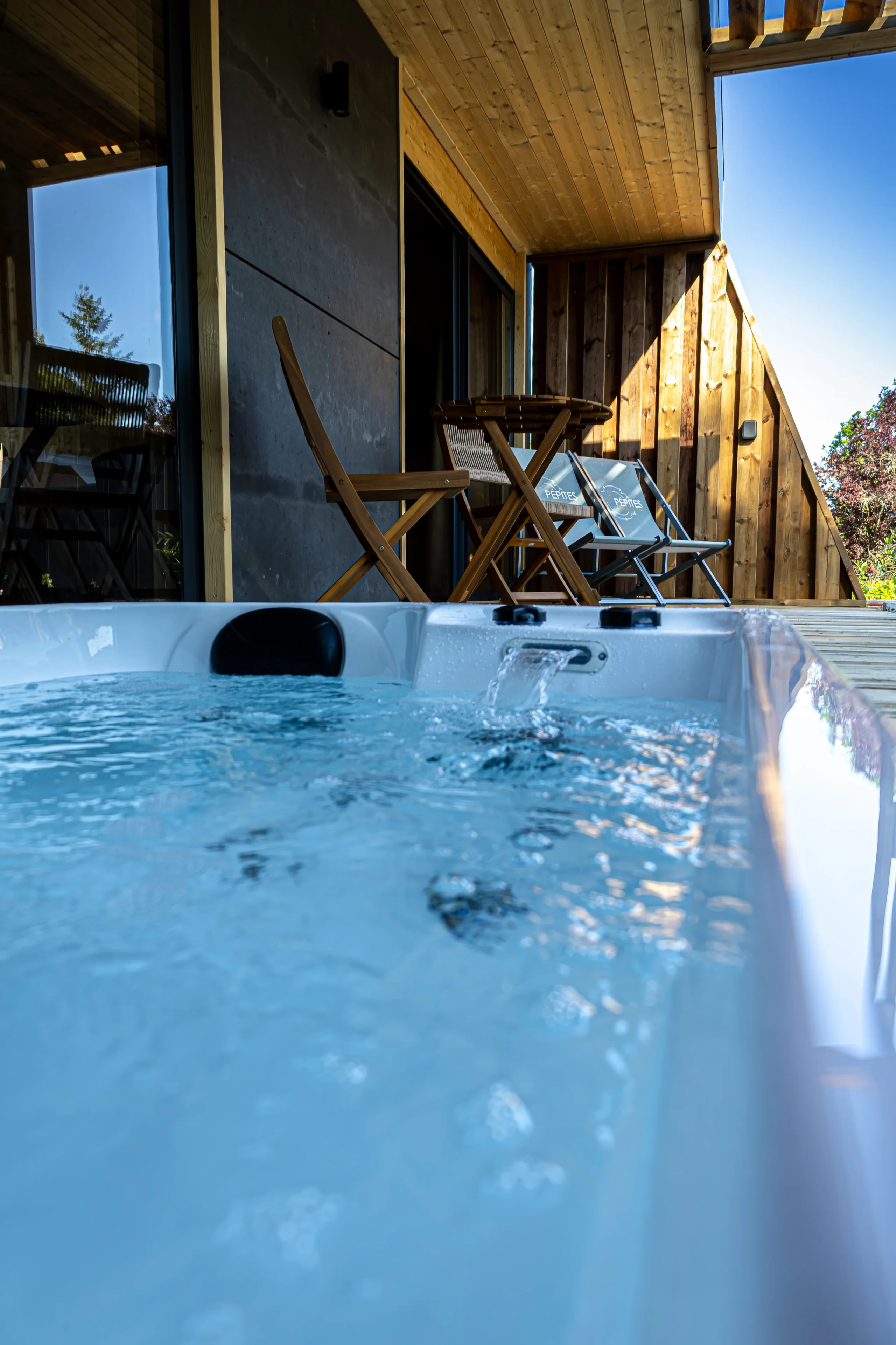 Jacuzzi extérieur sur terrasse en bois moderne