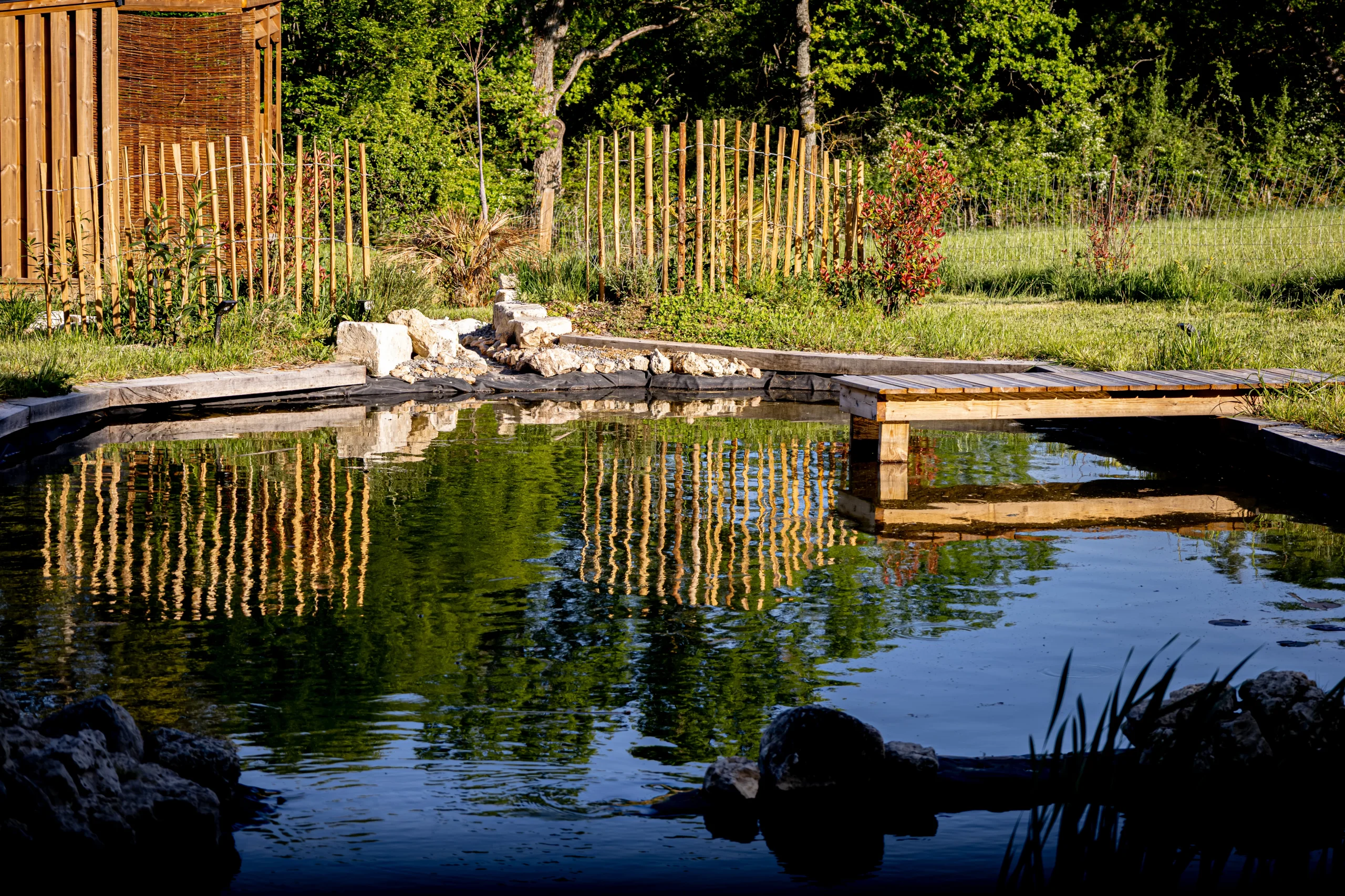 Bassin naturel et jardin paysager du domaine Pépites à Prémilhat près de Montluçon