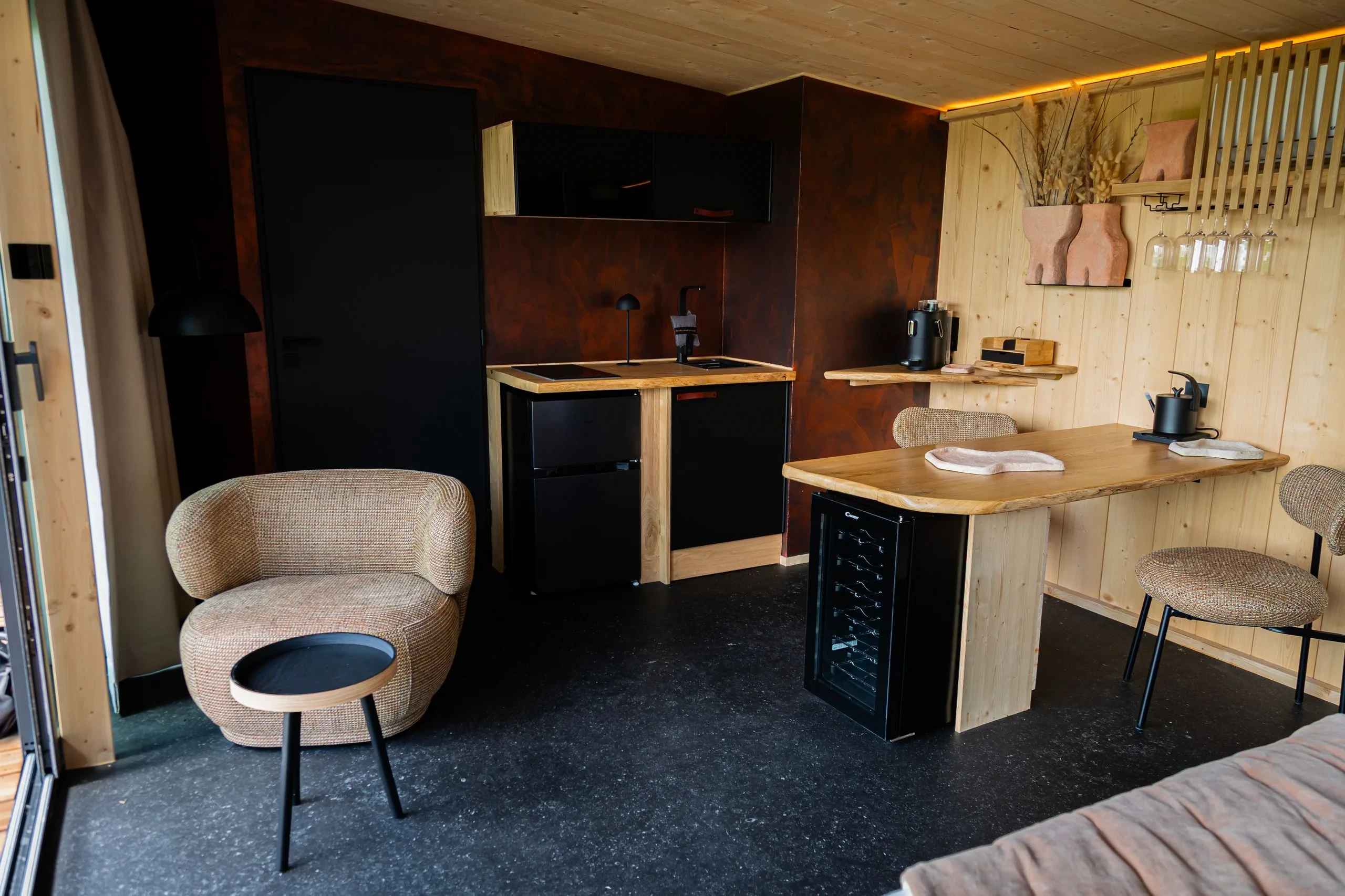 Cuisine moderne en bois, éclairage doux.