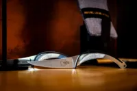 Couteau design sur une table en bois.