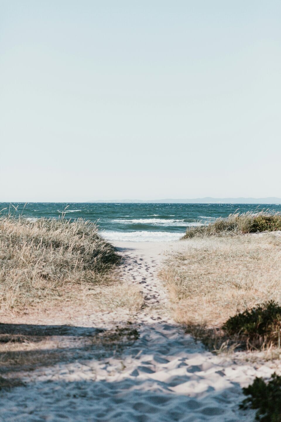 Sentier vers la plage, vue sur mer