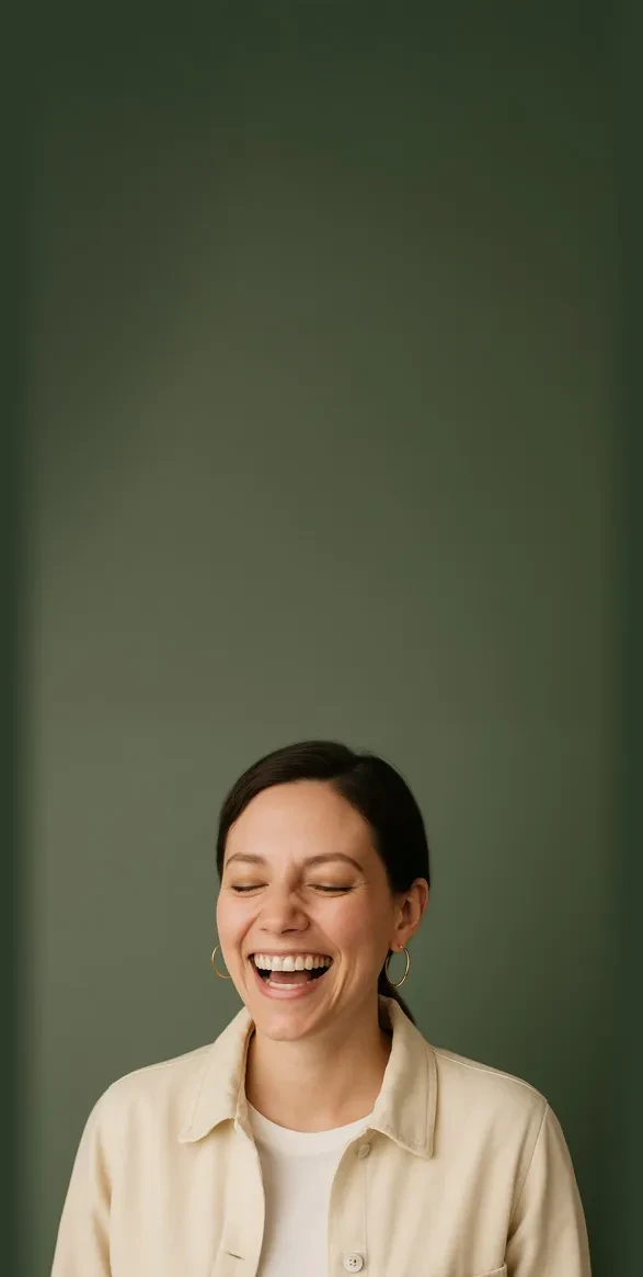 Femme riant, fond vert.