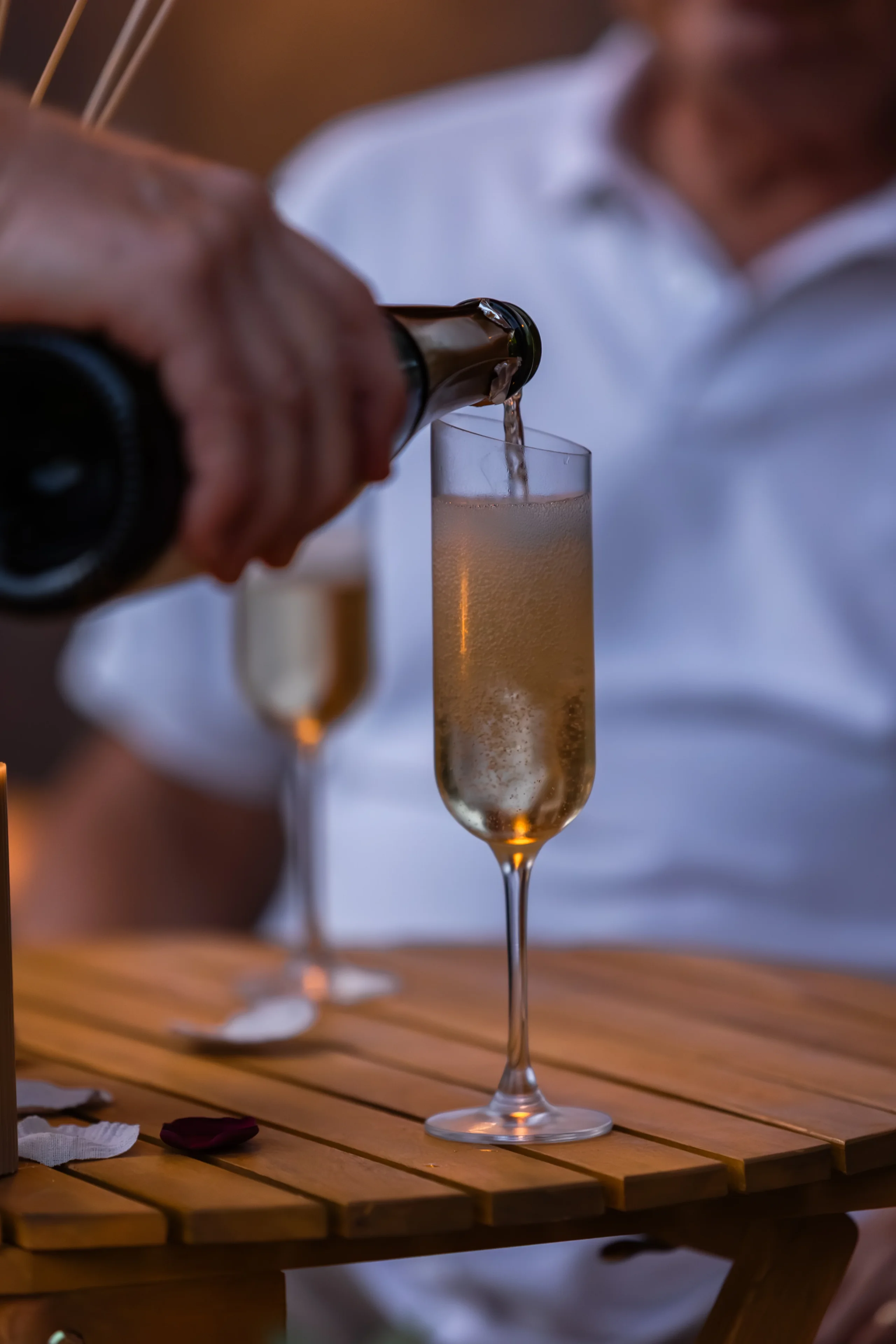 Champagne versé dans une flûte sur table