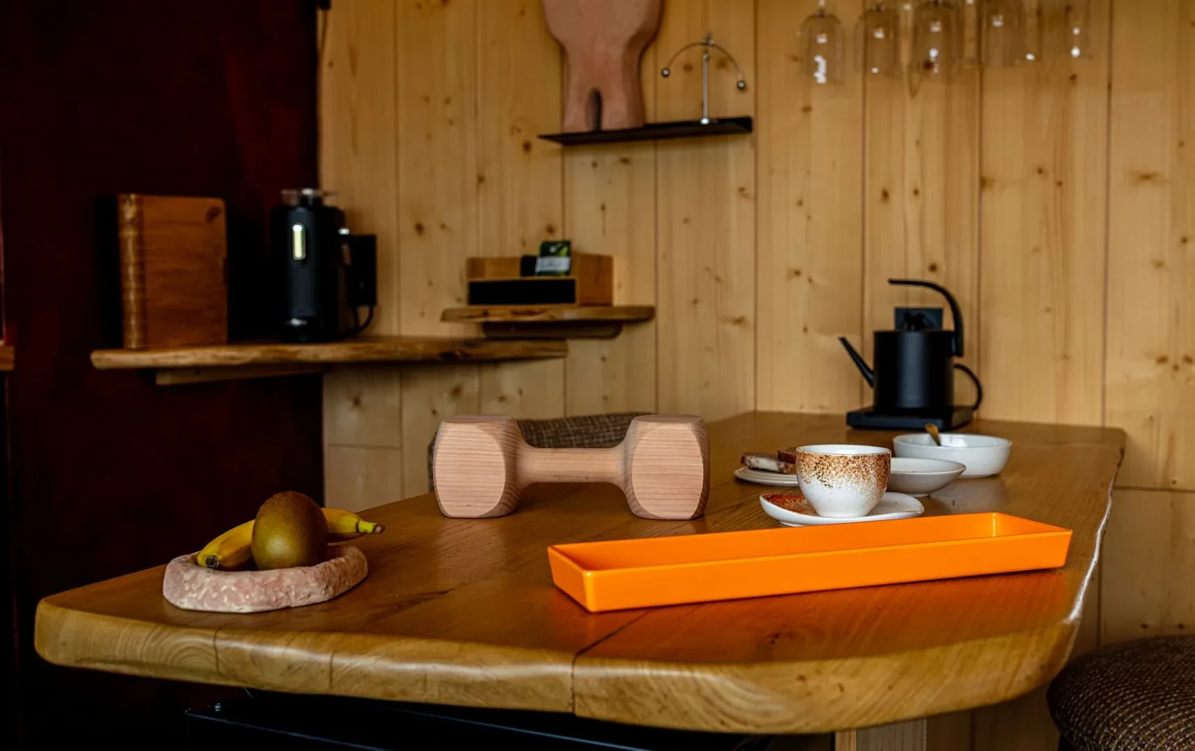 Cuisine en bois avec vaisselle et fruits