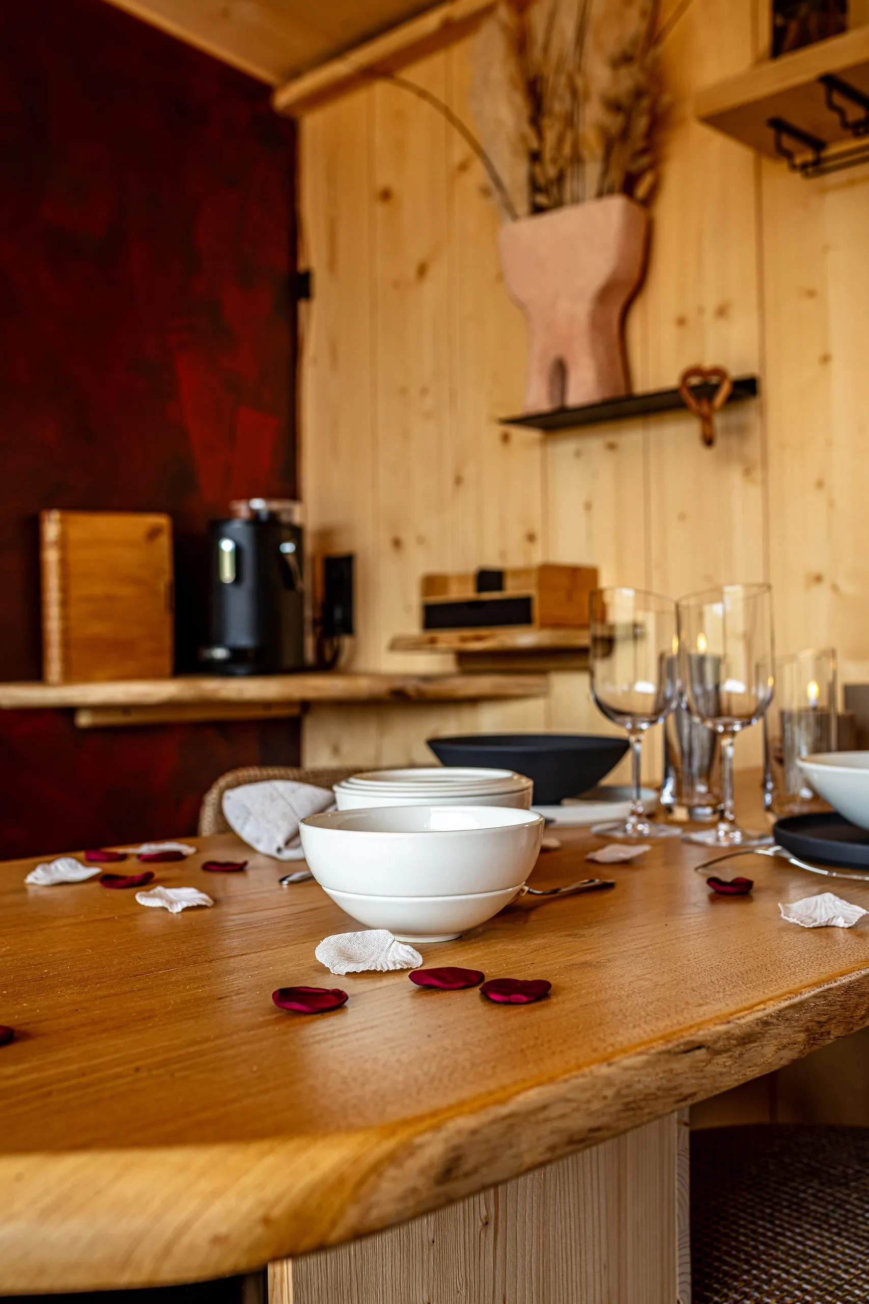 Table décorée avec pétales et vaisselle.