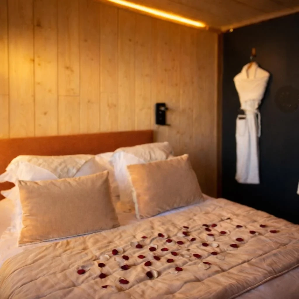Chambre cosy avec lit et pétales de roses